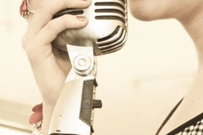 Salle de réception décorée avec des lumières violettes, tables dressées et écran affichant des prénoms.
