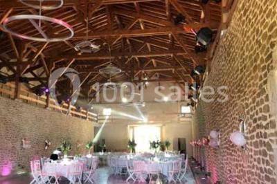 Platines DJ éclairées avec des boutons lumineux colorés et des reflets métalliques dans une ambiance sombre.