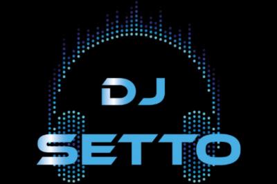 Table de mixage DJ avec platines et commandes lumineuses, installée dans un espace intérieur avec des tables en arrière-plan.