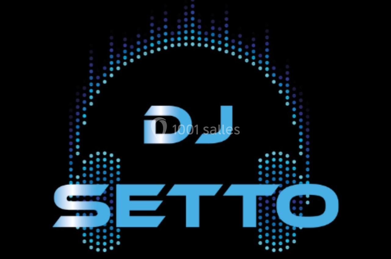 Logo avec le texte ’DJ Setto’ en bleu, entouré de motifs représentant un casque audio et des ondes sonores.