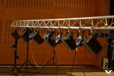 Des personnes dansent dans une ambiance festive avec des lumières colorées dans une salle sombre.