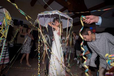 Personnes discutant dans une salle éclairée de lumières bleues, avec tables de buffet et décoration festive.