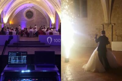 Personnes discutant dans une salle éclairée de lumières bleues, avec tables de buffet et décoration festive.
