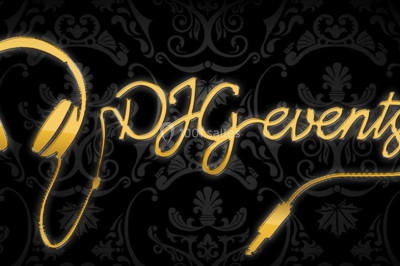 Installation de matériel de sonorisation et éclairage dans une salle avec grandes fenêtres et carrelage au sol.