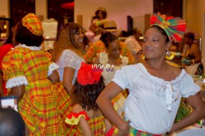 Installation de matériel de sonorisation et éclairage dans une salle avec grandes fenêtres et carrelage au sol.