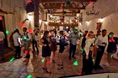 Installation de matériel de sonorisation et éclairage dans une salle avec grandes fenêtres et carrelage au sol.