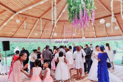 Installation de matériel de sonorisation et éclairage dans une salle avec grandes fenêtres et carrelage au sol.
