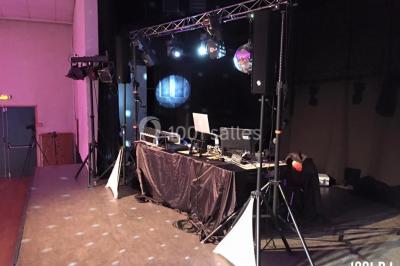 Miniature DJ Vauréal (Val-d'Oise) - GS Animation #3 Table de mixage Denon DJ avec des casques audio posés dessus, entourée de divers boutons et commandes.