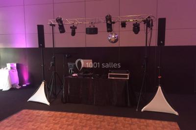 Miniature DJ Vauréal (Val-d'Oise) - GS Animation #7 Table de mixage Denon DJ avec des casques audio posés dessus, entourée de divers boutons et commandes.