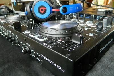 Miniature DJ Vauréal (Val-d'Oise) - GS Animation #8 Table de mixage Denon DJ avec des casques audio posés dessus, entourée de divers boutons et commandes.