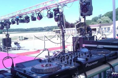 Miniature DJ Fontenay-lès-Briis (Essonne) - ProDJ Show #15 Scène avec éclairage de spectacle, structure métallique et bannière publicitaire pour des événements festifs.