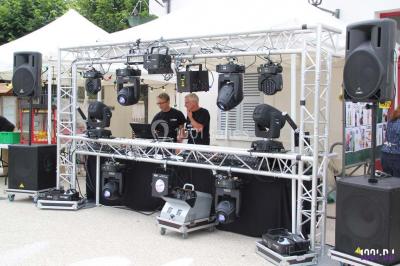 Miniature DJ Fontenay-lès-Briis (Essonne) - ProDJ Show #12 Scène avec éclairage de spectacle, structure métallique et bannière publicitaire pour des événements festifs.