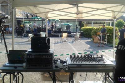 Miniature DJ Fontenay-lès-Briis (Essonne) - ProDJ Show #19 Scène avec éclairage de spectacle, structure métallique et bannière publicitaire pour des événements festifs.