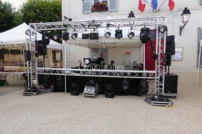 Miniature DJ Fontenay-lès-Briis (Essonne) - ProDJ Show #17 Scène avec éclairage de spectacle, structure métallique et bannière publicitaire pour des événements festifs.