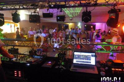 Miniature DJ Fontenay-lès-Briis (Essonne) - ProDJ Show #9 Scène avec éclairage de spectacle, structure métallique et bannière publicitaire pour des événements festifs.