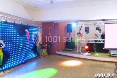 Miniature DJ Fontenay-lès-Briis (Essonne) - ProDJ Show #11 Scène avec éclairage de spectacle, structure métallique et bannière publicitaire pour des événements festifs.