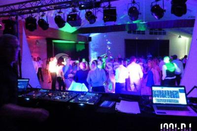 Miniature DJ Fontenay-lès-Briis (Essonne) - ProDJ Show #6 Scène avec éclairage de spectacle, structure métallique et bannière publicitaire pour des événements festifs.