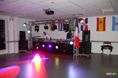 Miniature DJ Fontenay-lès-Briis (Essonne) - ProDJ Show #13 Scène avec éclairage de spectacle, structure métallique et bannière publicitaire pour des événements festifs.