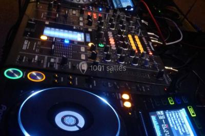 Miniature DJ Fontenay-lès-Briis (Essonne) - ProDJ Show #8 Scène avec éclairage de spectacle, structure métallique et bannière publicitaire pour des événements festifs.