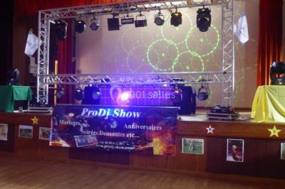Miniature DJ Fontenay-lès-Briis (Essonne) - ProDJ Show #20 Scène avec éclairage de spectacle, structure métallique et bannière publicitaire pour des événements festifs.