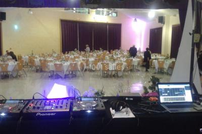 Miniature DJ Fontenay-lès-Briis (Essonne) - ProDJ Show #16 Scène avec éclairage de spectacle, structure métallique et bannière publicitaire pour des événements festifs.