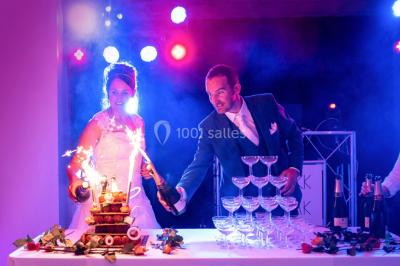 Deux femmes dansent et discutent dans une ambiance festive avec des lumières colorées.