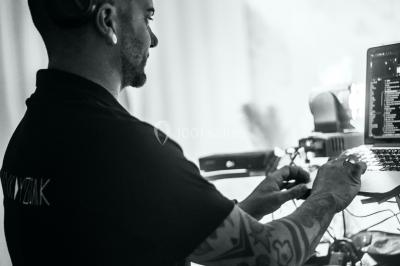 Deux femmes dansent et discutent dans une ambiance festive avec des lumières colorées.