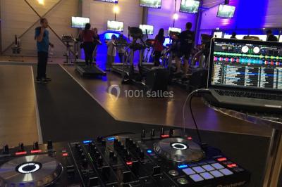 Homme souriant sur un char décoré, entouré de confettis colorés lors d'une parade festive.