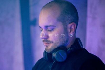 Homme souriant sur un char décoré, entouré de confettis colorés lors d'une parade festive.