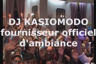 Des personnes souriantes lèvent les bras et posent devant un écran dans une ambiance festive en intérieur.