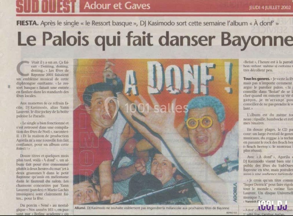 Article de journal montrant une fête animée avec DJ Kasimodo et des participants enthousiastes, accompagné d'un titre…