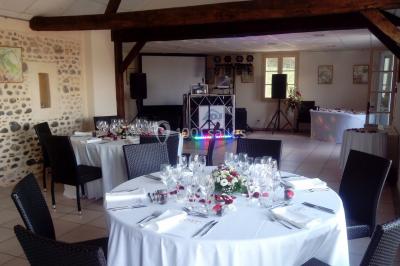 Des personnes souriantes lèvent les bras et posent devant un écran dans une ambiance festive en intérieur.