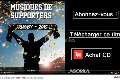 Des personnes souriantes lèvent les bras et posent devant un écran dans une ambiance festive en intérieur.