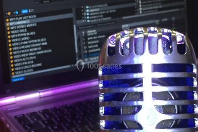 Des personnes souriantes lèvent les bras et posent devant un écran dans une ambiance festive en intérieur.