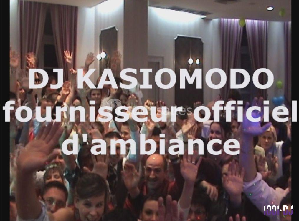 Un groupe de personnes souriantes levant les mains dans une salle éclairée, avec un texte superposé mentionnant un DJ.