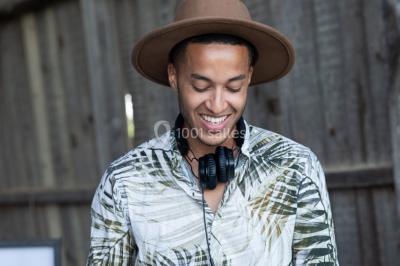 Des personnes dansent et lèvent les bras dans une ambiance festive, éclairée par des lumières colorées.