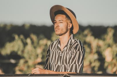 Des invités dansent et célèbrent sous une tente décorée, autour d'une mariée et d'un homme en costume.