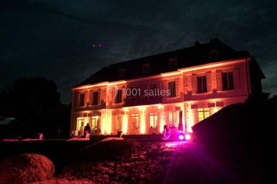 Table ronde décorée pour un événement, avec nappes blanches, chemin de table rose et bleu, et vaisselle élégante.