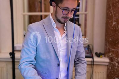 Miniature DJ Montlhéry (Essonne) - AmbianCvous #2 Grande tente transparente aménagée avec des tables alignées, décorées de fleurs et de vaisselle pour un événement.