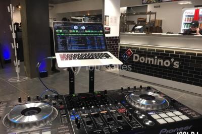 Miniature DJ Montlhéry (Essonne) - AmbianCvous #8 Grande tente transparente aménagée avec des tables alignées, décorées de fleurs et de vaisselle pour un événement.