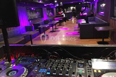 Miniature DJ Montlhéry (Essonne) - AmbianCvous #10 Grande tente transparente aménagée avec des tables alignées, décorées de fleurs et de vaisselle pour un événement.