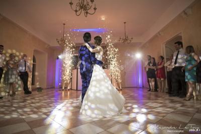 Miniature DJ Montlhéry (Essonne) - AmbianCvous #12 Grande tente transparente aménagée avec des tables alignées, décorées de fleurs et de vaisselle pour un événement.