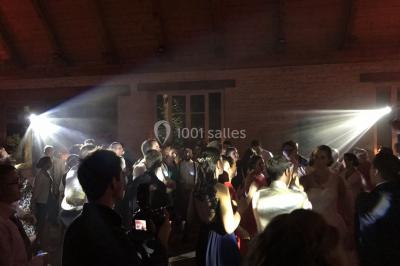 Miniature DJ Montlhéry (Essonne) - AmbianCvous #14 Grande tente transparente aménagée avec des tables alignées, décorées de fleurs et de vaisselle pour un événement.