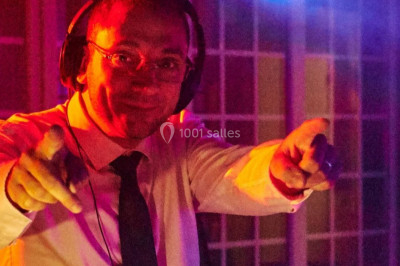 Une femme en robe blanche joue de la harpe dans une salle décorée avec des plantes et des lumières.