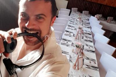 Texte ’Mikl3 Évènement’ en rouge et noir sur fond blanc, avec un petit logo violet en bas à droite.