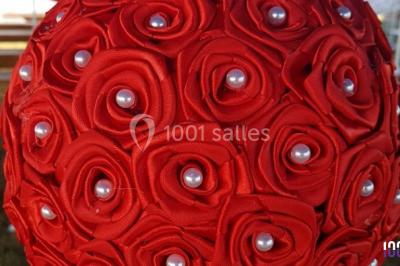 Texte ’Mikl3 Évènement’ en rouge et noir sur fond blanc, avec un petit logo violet en bas à droite.