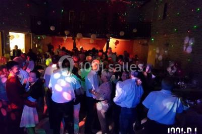 Texte ’Mikl3 Évènement’ en rouge et noir sur fond blanc, avec un petit logo violet en bas à droite.