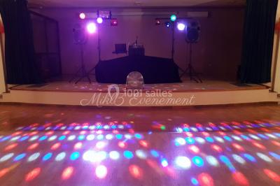 Texte ’Mikl3 Évènement’ en rouge et noir sur fond blanc, avec un petit logo violet en bas à droite.