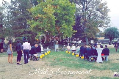 Texte ’Mikl3 Évènement’ en rouge et noir sur fond blanc, avec un petit logo violet en bas à droite.