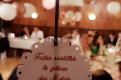 Texte ’Mikl3 Évènement’ en rouge et noir sur fond blanc, avec un petit logo violet en bas à droite.